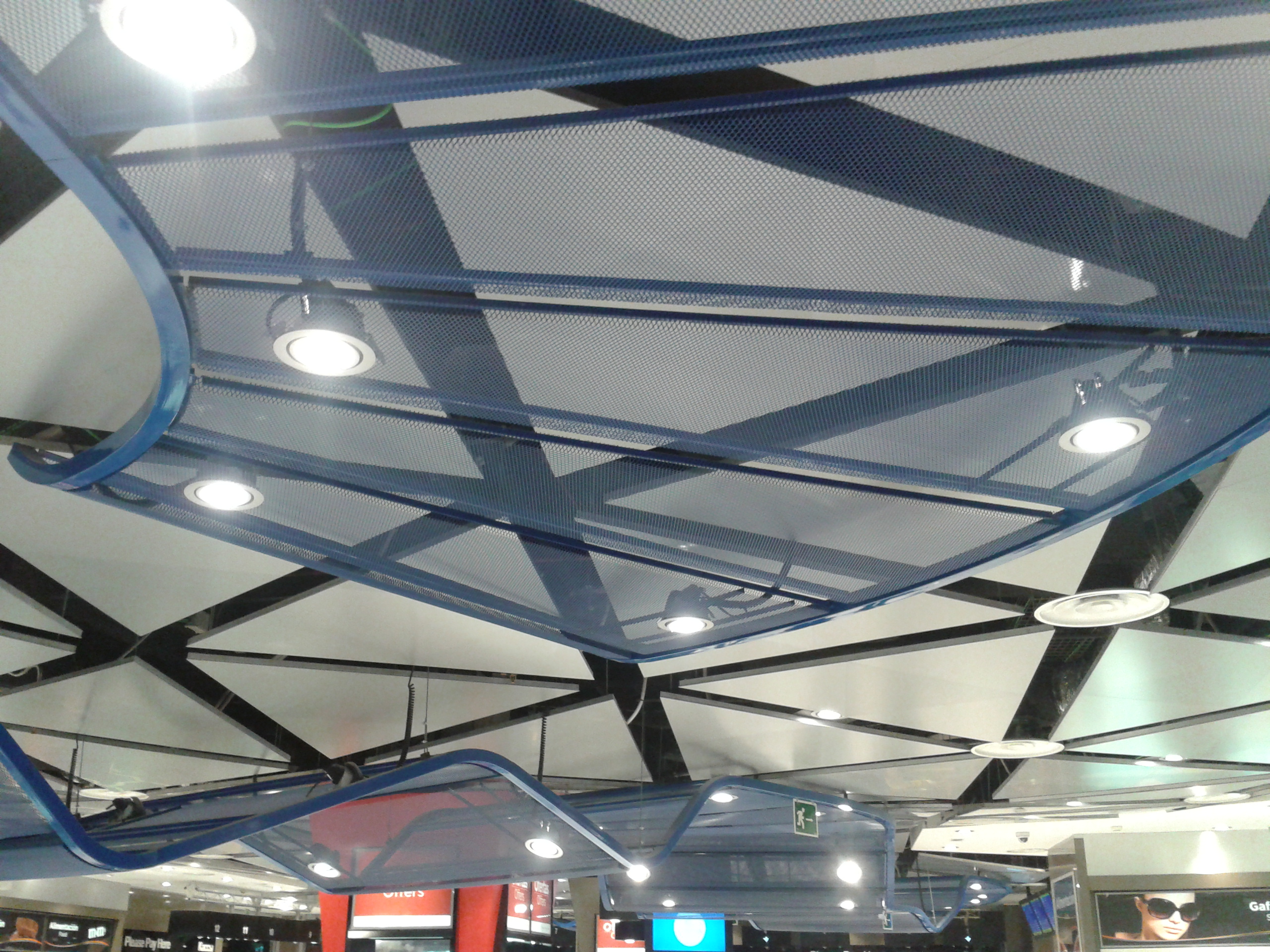 Отделка потолка и освещения