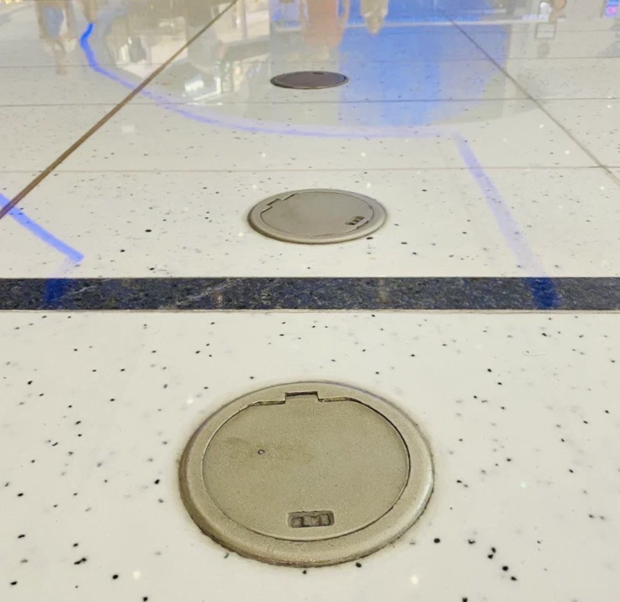 Монтаж напольных лючков Schneider Electric