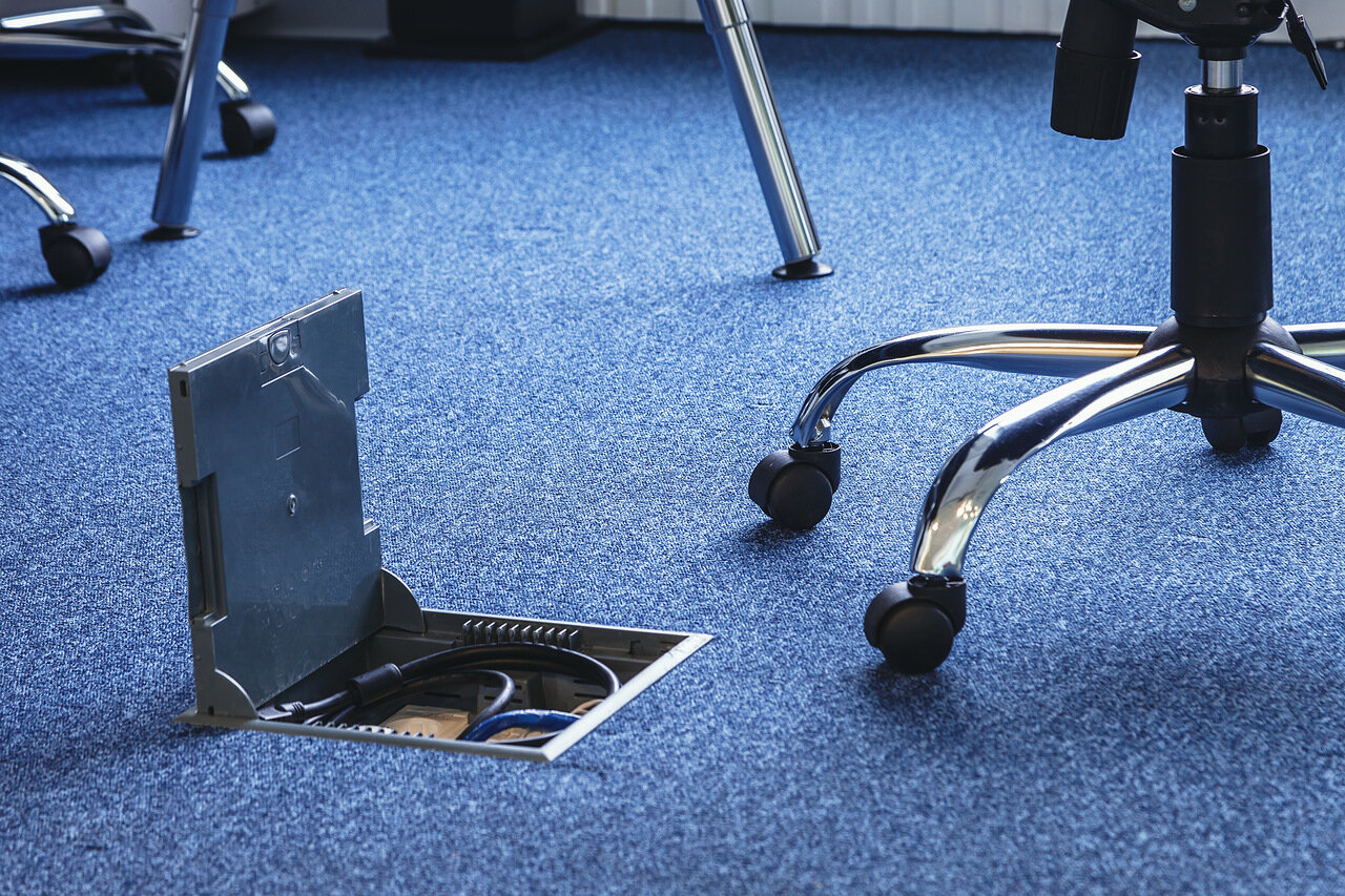 Монтаж напольных лючков Schneider Electric