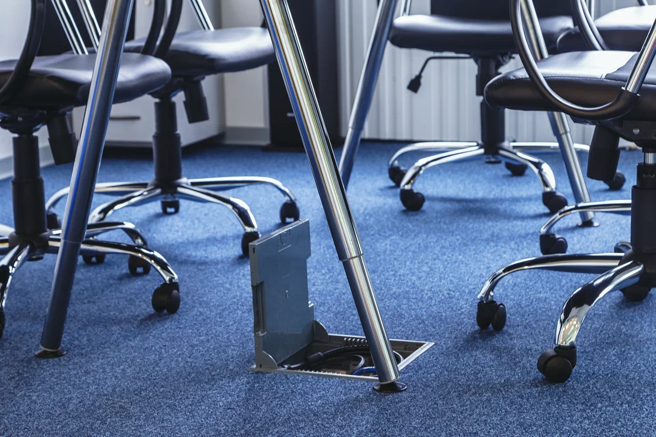 Монтаж напольных лючков Schneider Electric