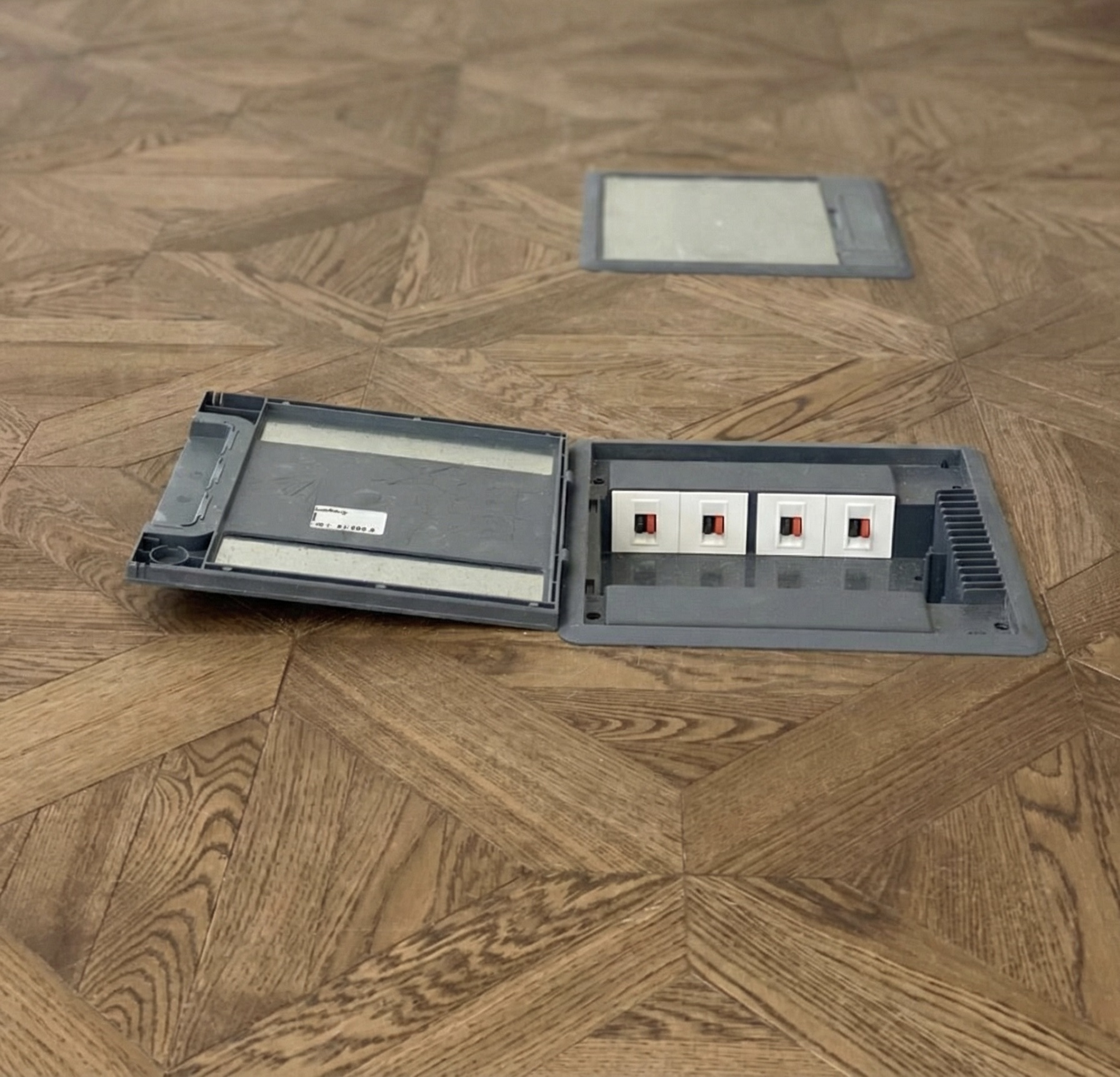 Защита фальшпола во время строительства