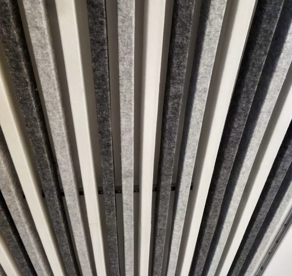 Кубообразный реечный потолок из акустического войлока в станице Брюховецкая