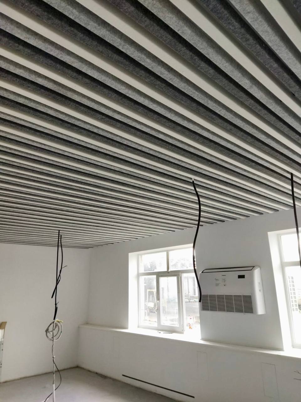 Кубообразный реечный потолок с пятью оттенками серого