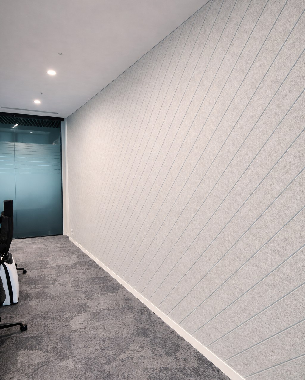 Панели с диагональными пазами в московском офисе