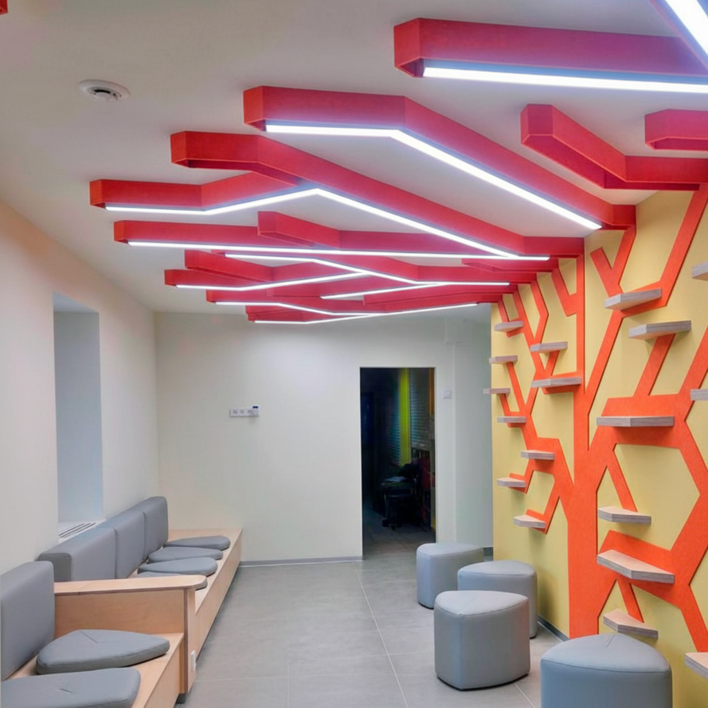 Готовые войлочные панели в форме дерева в школьном интерьере