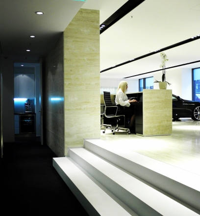 Автосалон Aston Martin