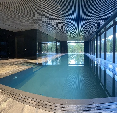 Потолок в частном доме с бассейном