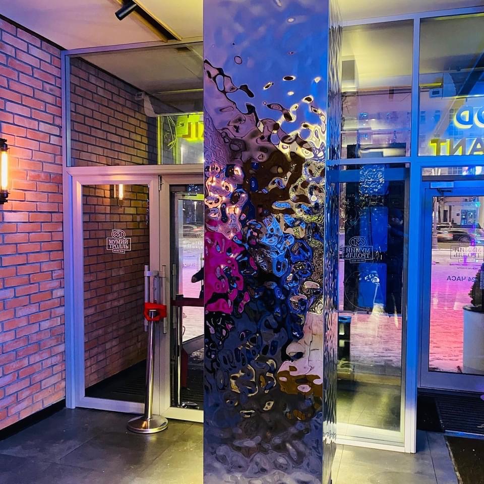 Бар г.Москва, облицовка колонн декоративной сталью