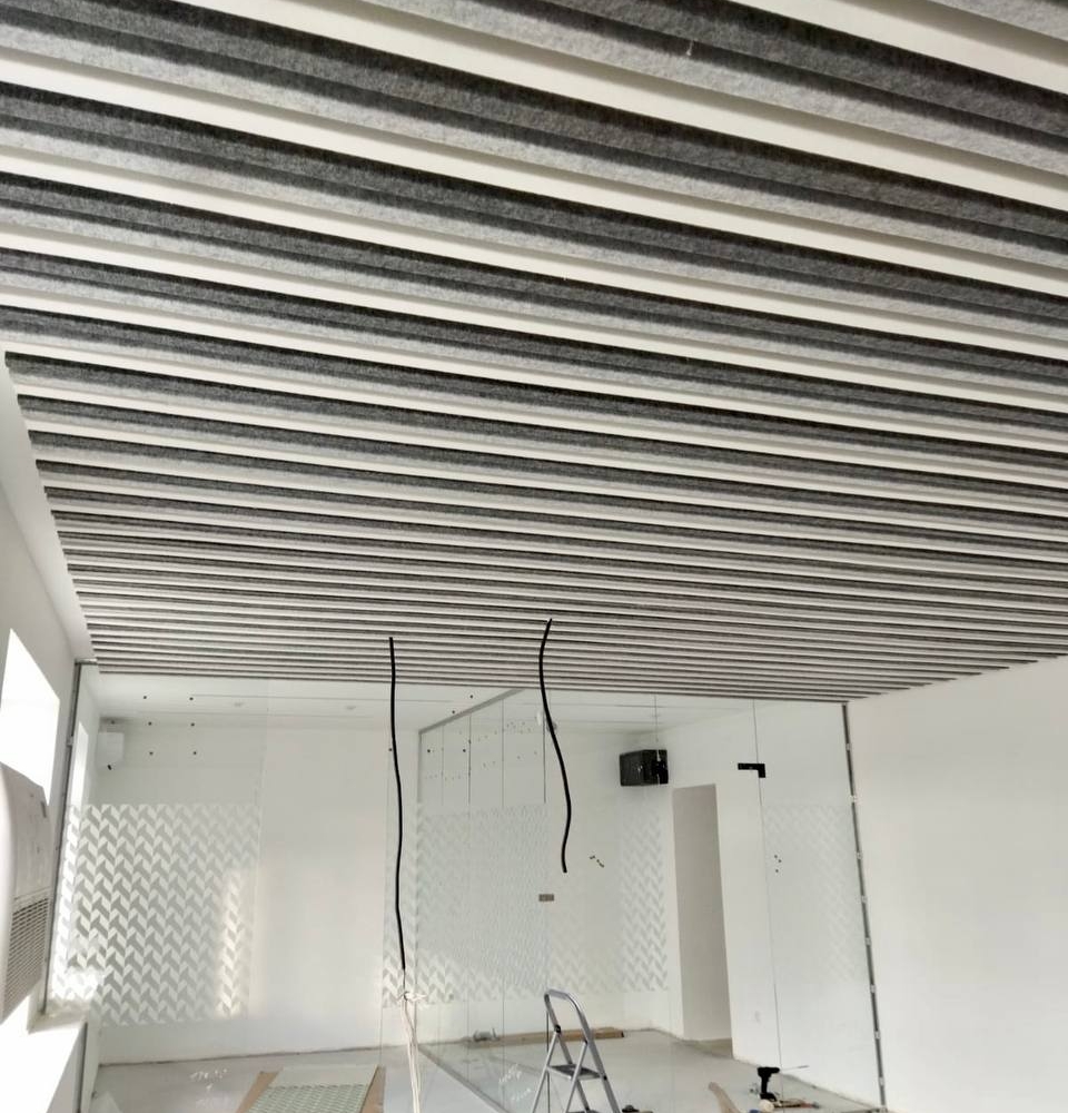 Кубообразный реечный потолок из акустического войлока в офисе (станица Брюховецкая)